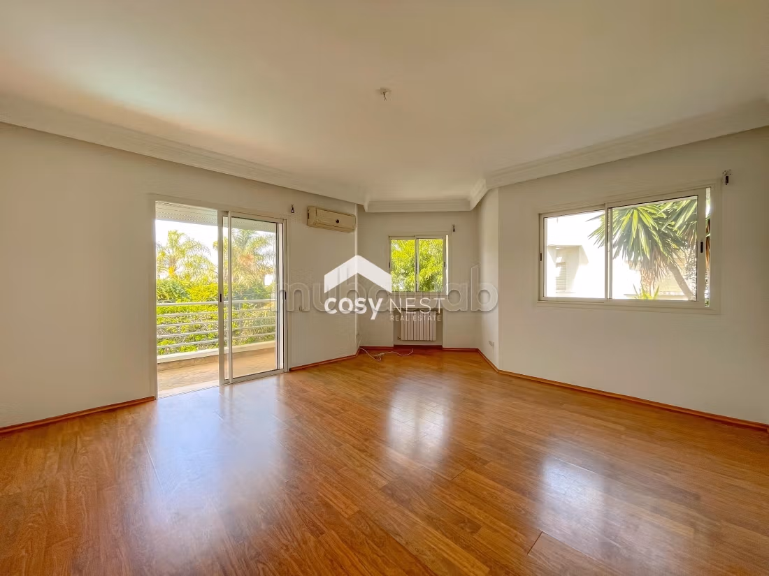 Magnificent villa for rent in Ain Diab. 7 large living areas. Secured door, Central air conditioning