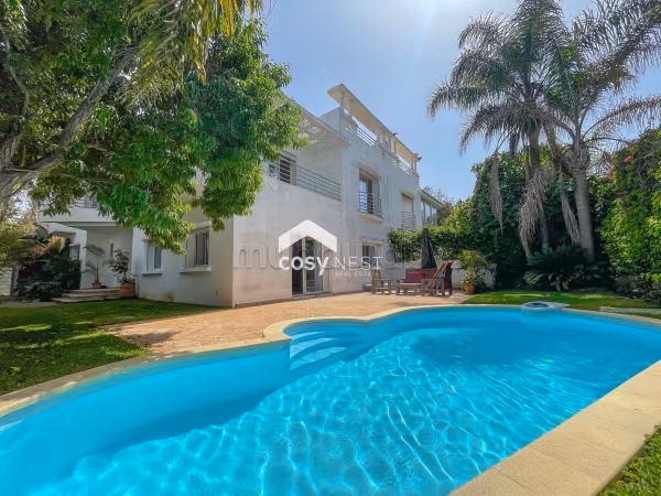Magnificent villa for rent in Ain Diab. 7 large living areas. Secured door, Central air conditioning