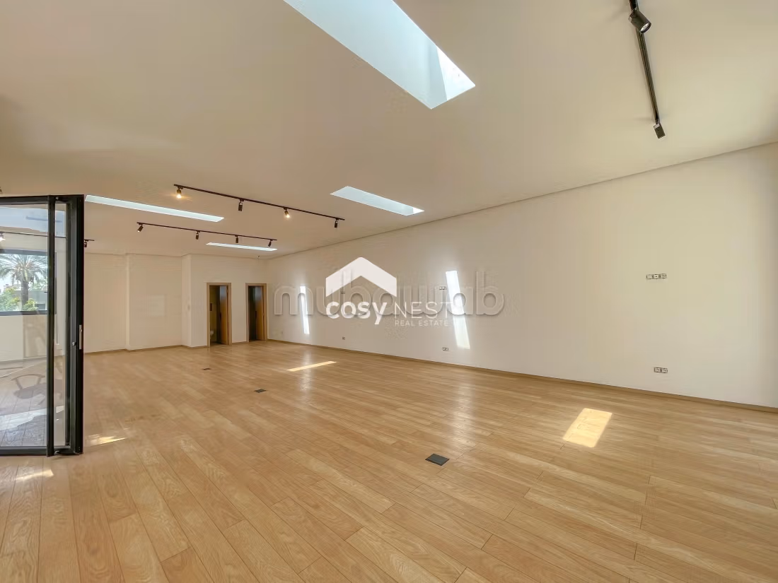 Bureau Local commercial en location à CIL Hay Salam. Superficie 157 m². Porte blindée et résidence sécurisée