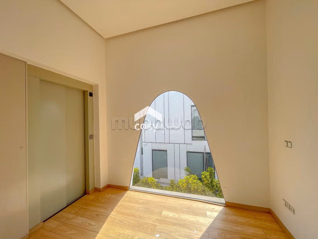 Bureau Local commercial en location à CIL Hay Salam. Superficie 157 m². Porte blindée et résidence sécurisée