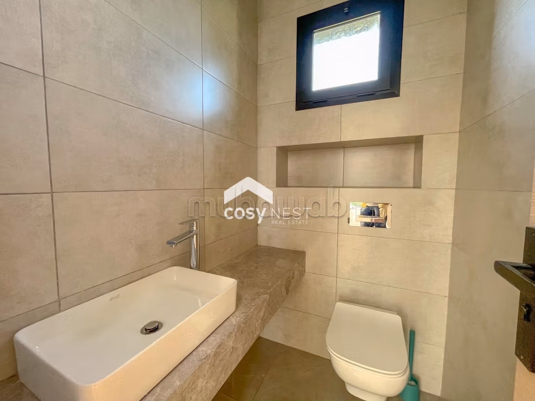 Bureau Local commercial en location à CIL Hay Salam. Superficie 157 m². Porte blindée et résidence sécurisée