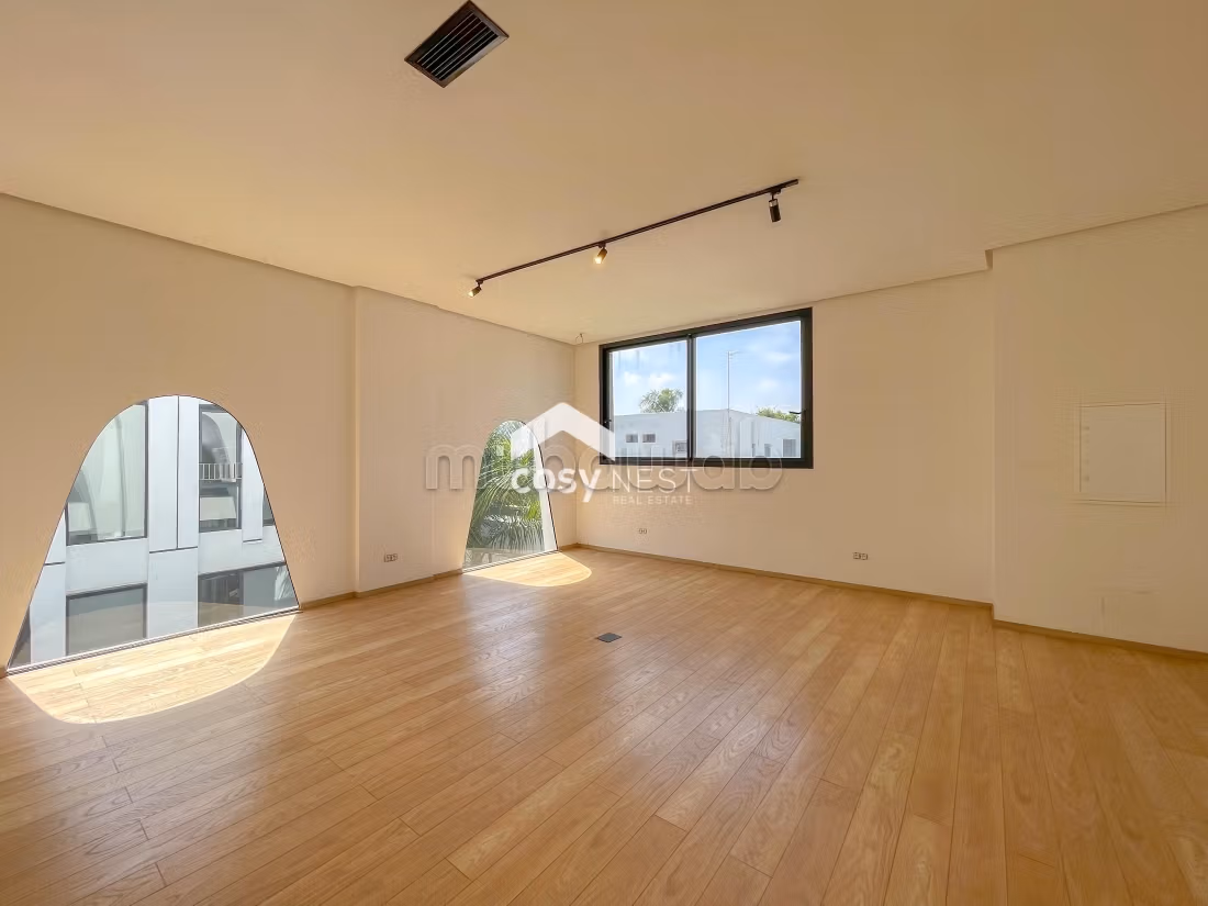 Bureau Local commercial en location à CIL Hay Salam. Superficie 157 m². Porte blindée et résidence sécurisée