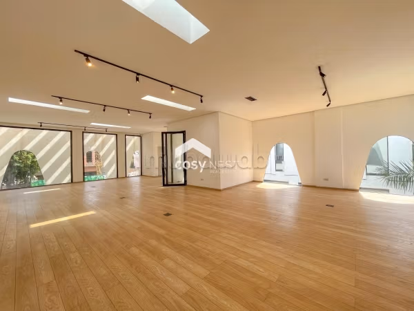 Bureau Local commercial en location à CIL Hay Salam. Superficie 157 m². Porte blindée et résidence sécurisée