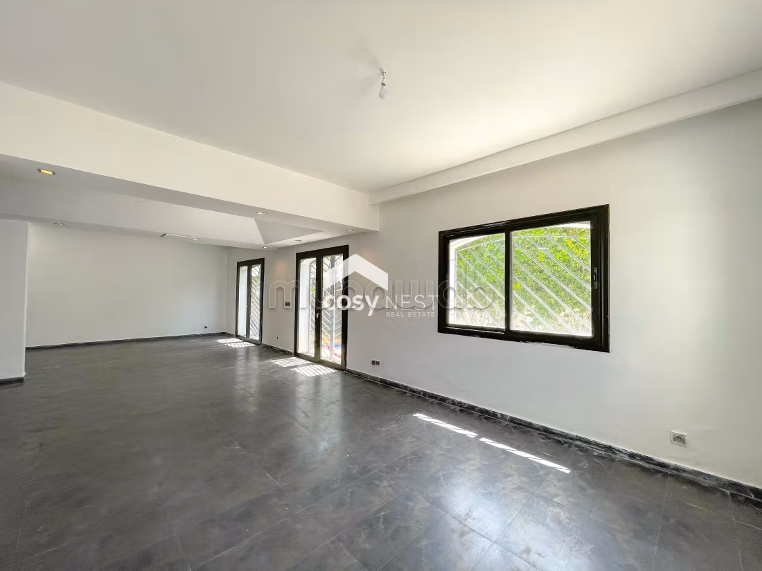 Villa de haut standing à louer à Ain Diab. Surface de 450 m²... - Mais