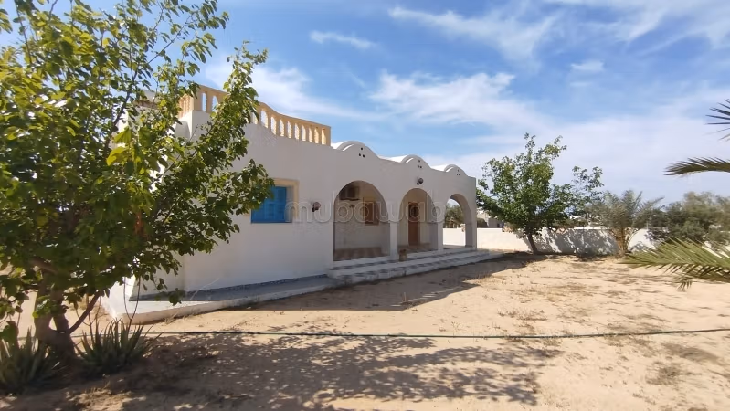 Bellissima casa in vendita a Ajim. 4 camere. Arredato