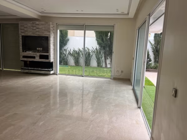Magnifique villa à louer à Ain Diab Extension. 
Surface de 250 m². 
Cheminée et climatisation