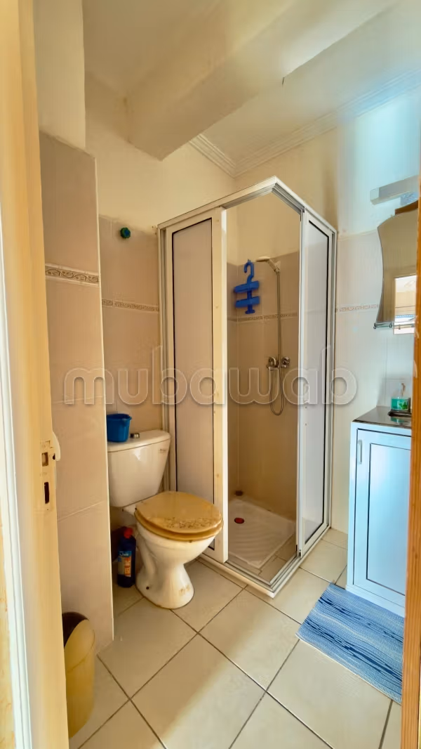 Location d'un appartement à Hay Al Farah. Superficie 65 m². Meublé