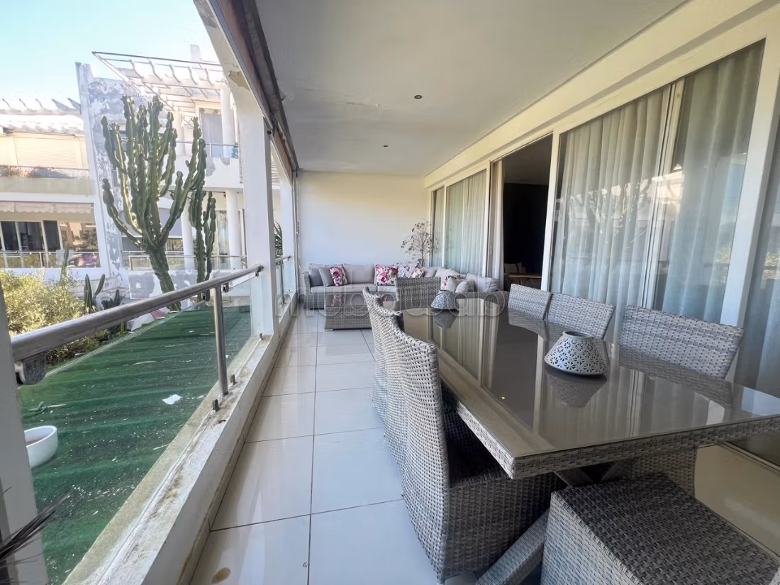 Bel appartement à vendre à Dar Bouazza. 2 chambres agréables. Chauffage central et porte blindée