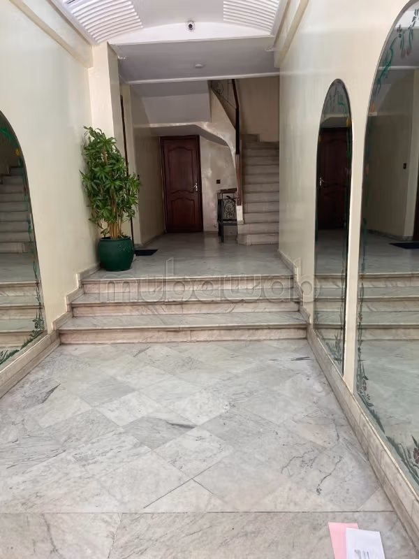 Kopen: appartementen in Mers Sultan. Oppervlakte 124 m². Traditionele woonkamer en verstevigde deur