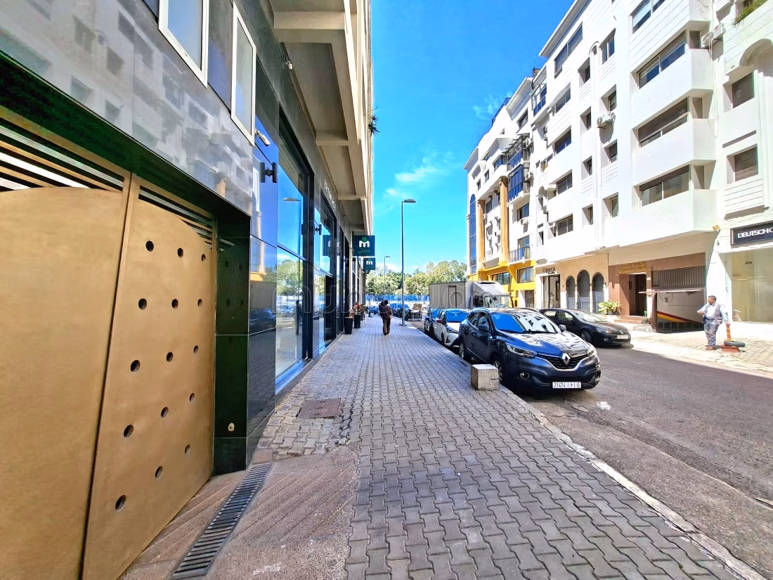 Super Local Commercial avec Mezzanine au Coeur de Racine