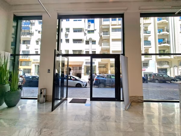 Commercieel vastgoed huren in Racine. Totale oppervlakte 300 m². Verstevigde deur en dubbel glas