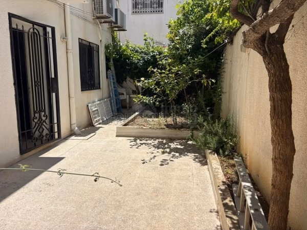 Triplex de s4 de 146m2 terrain et 330m2 bâti a Ariana soghra