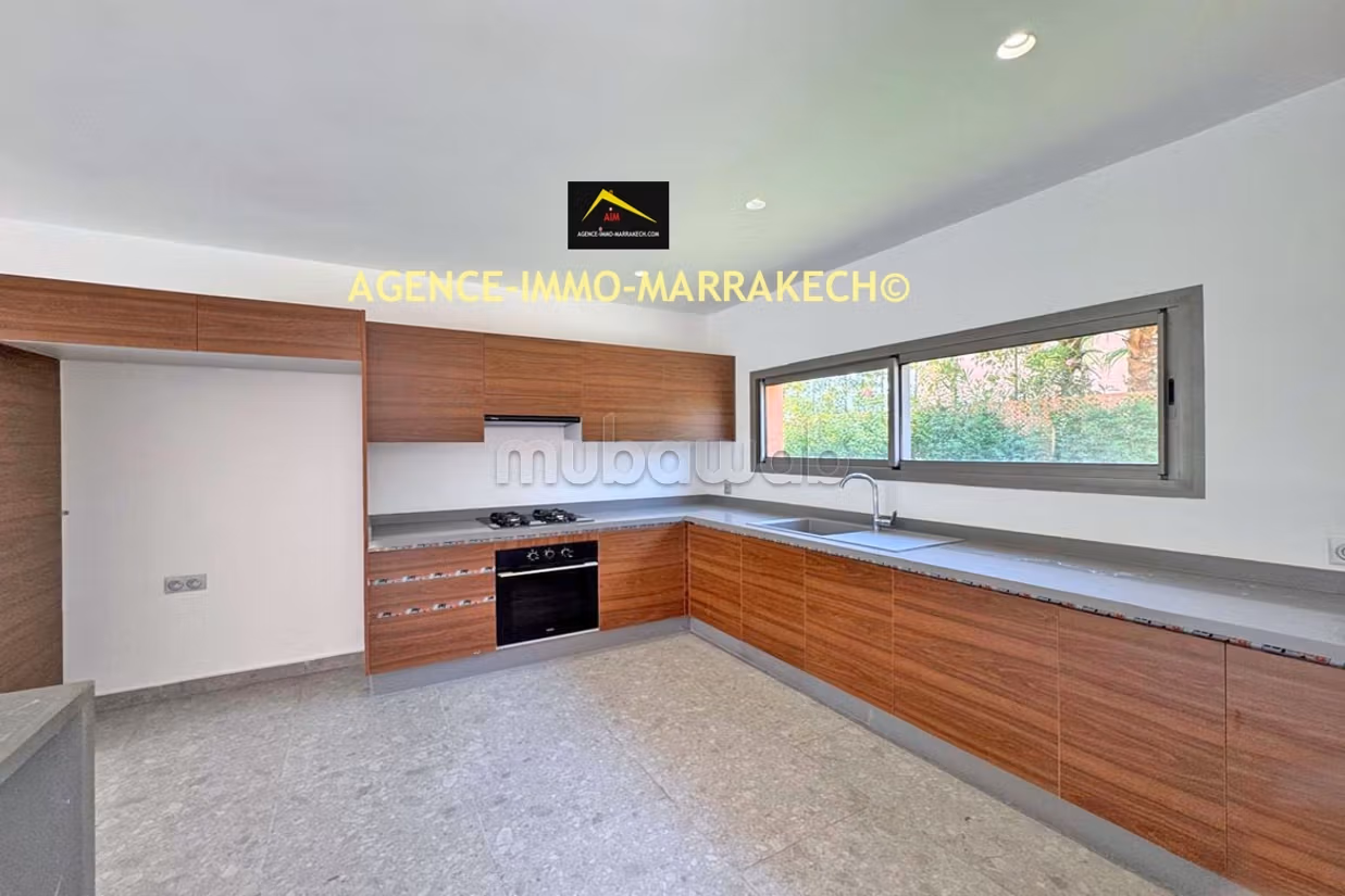 3-level villa in residence, 4 suites, with VNA