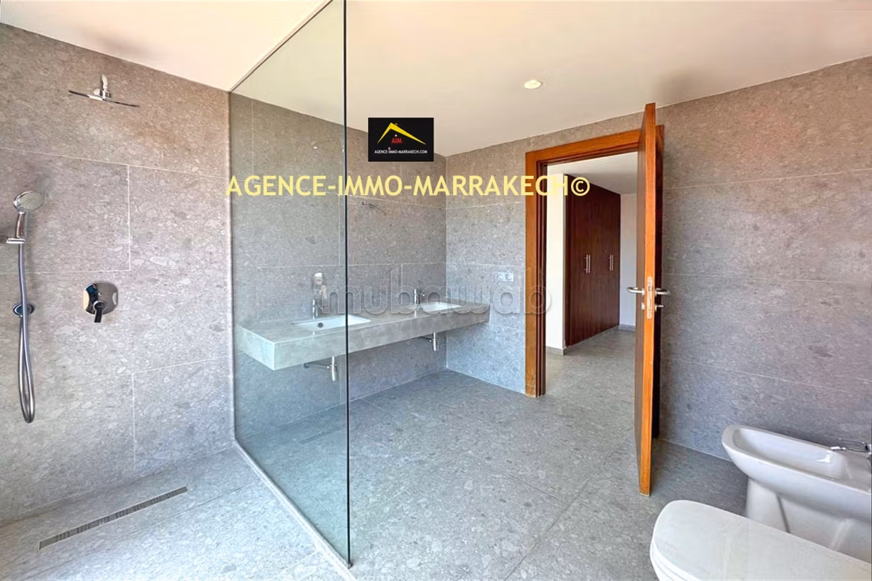 3-level villa in residence, 4 suites, with VNA