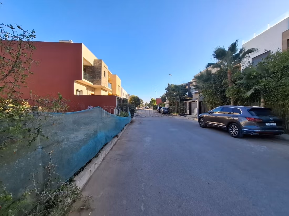 Terrain à vendre à Dar Bouazza.
Superficie 321 m²