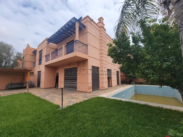 Location villa de haut standing à Route Casablanca. 
5 pièces. 
Meublé
