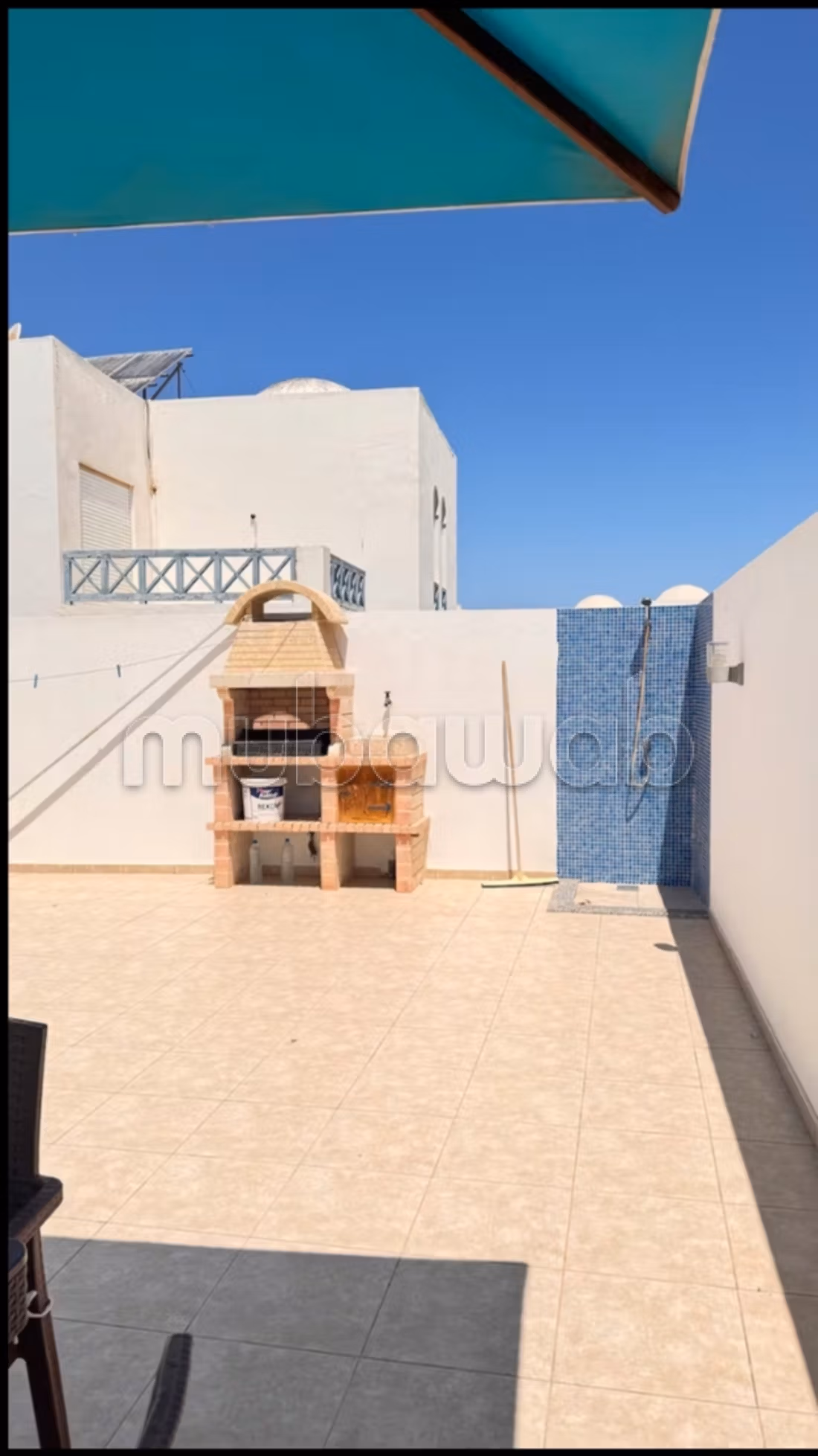 Villa de haut standing à louer à Houmt Souk. 
Surface totale 500 m². 
Meublé
