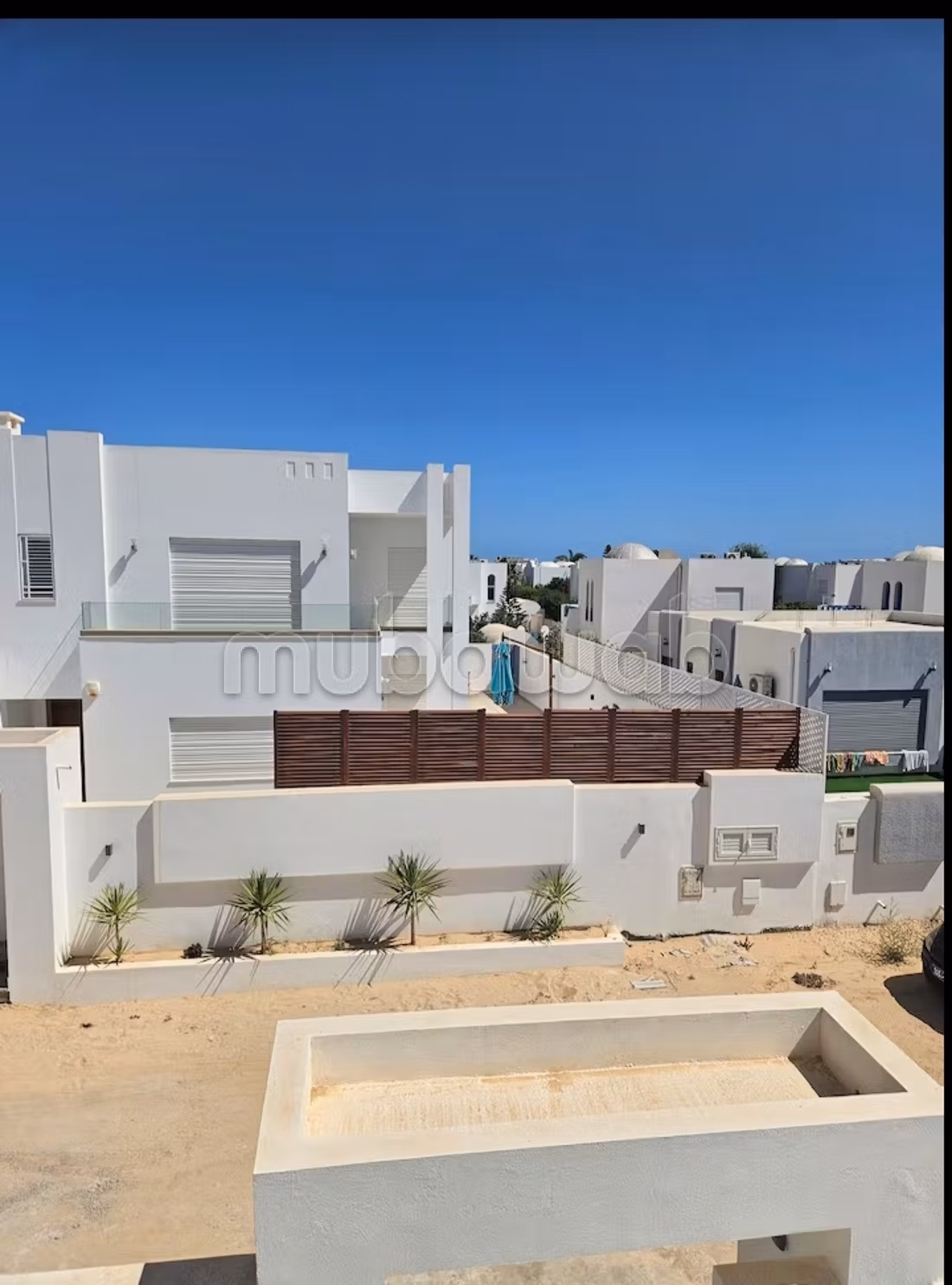 Villa de haut standing à louer à Houmt Souk. 
Surface totale 500 m². 
Meublé
