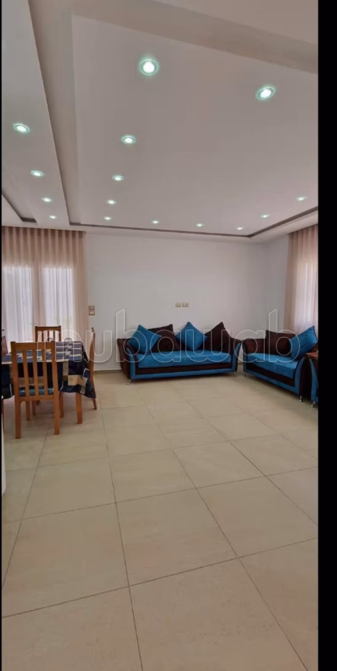 Villa de haut standing à louer à Houmt Souk. 
Surface totale 500 m². 
Meublé