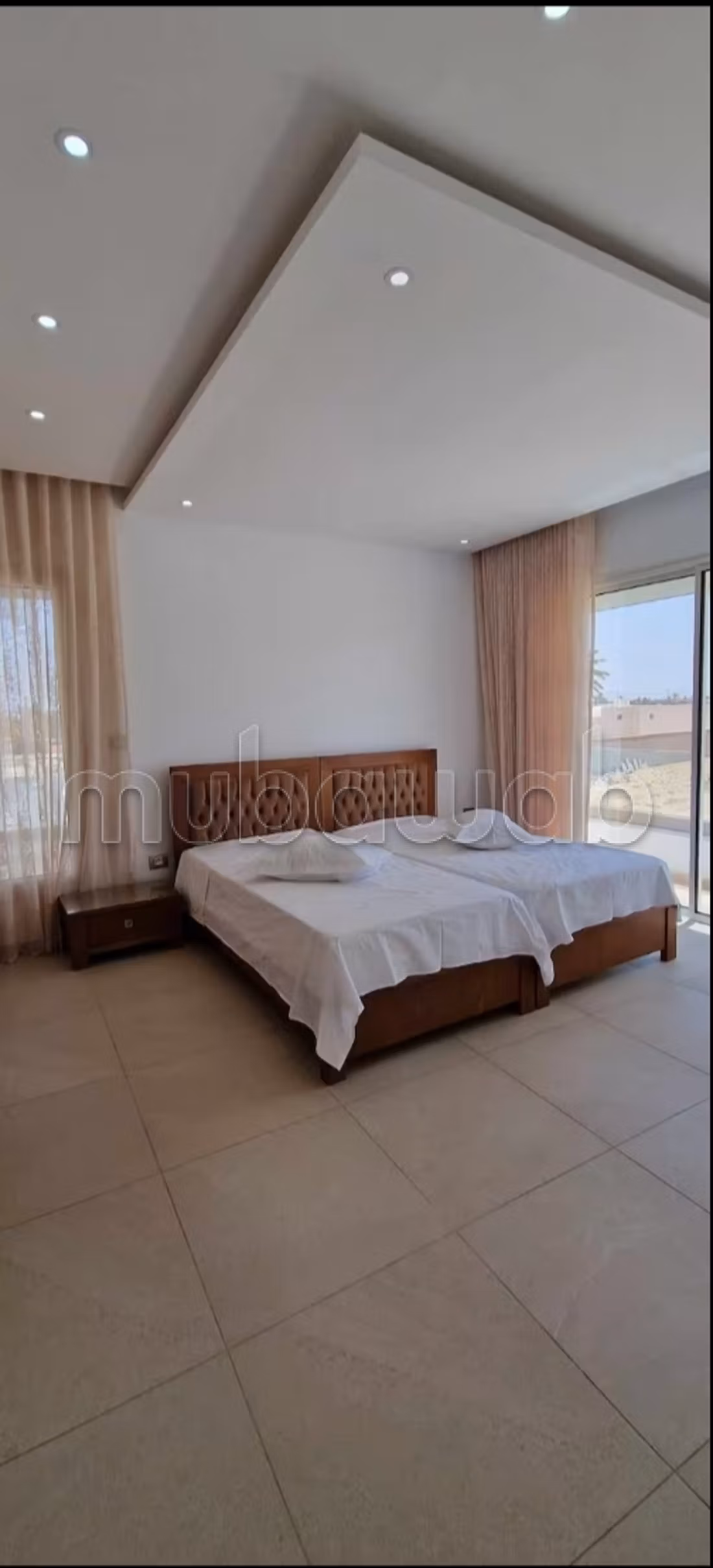 Villa de haut standing à louer à Houmt Souk. 
Surface totale 500 m². 
Meublé