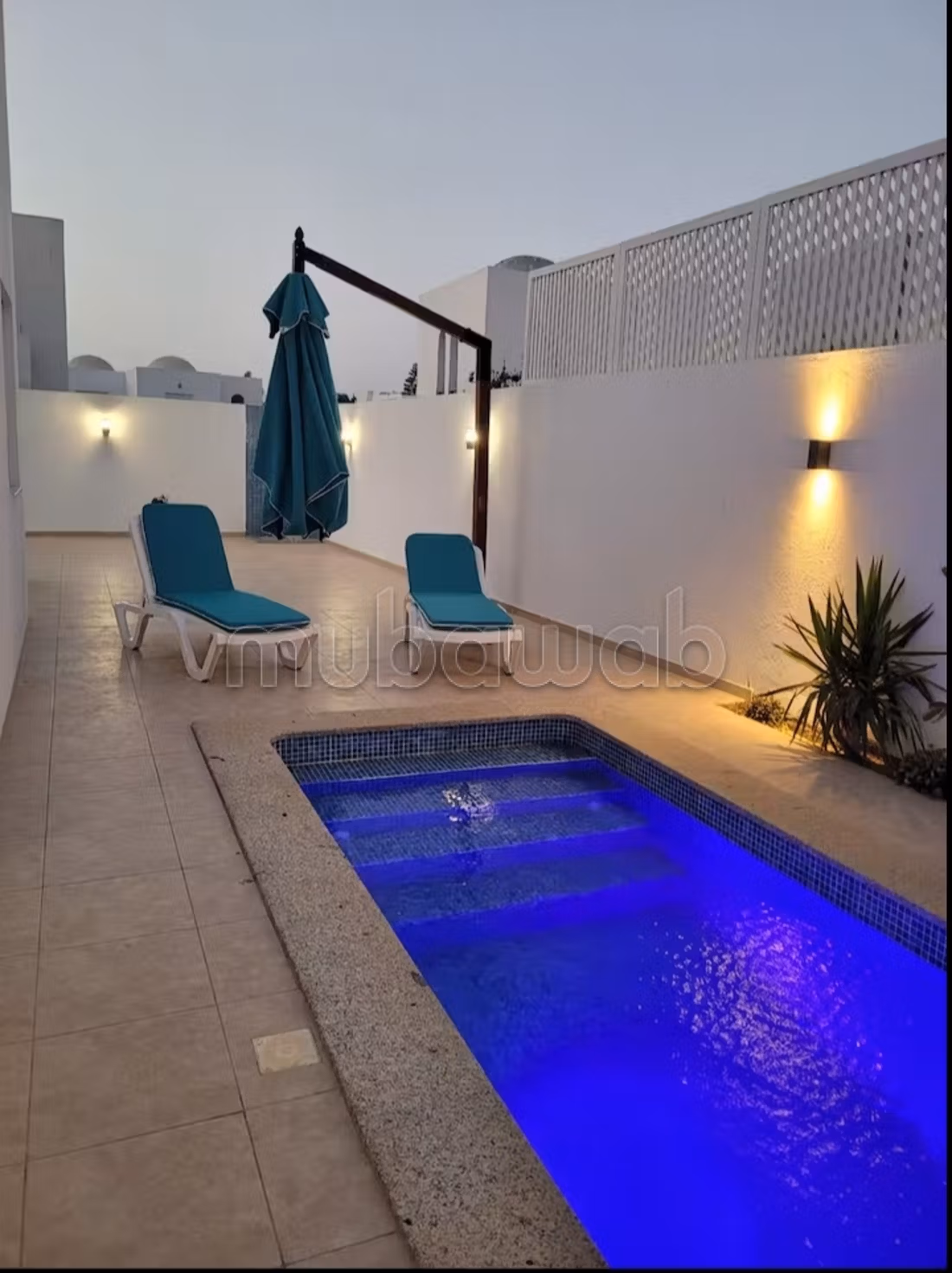 Villa de haut standing à louer à Houmt Souk. 
Surface totale 500 m². 
Meublé