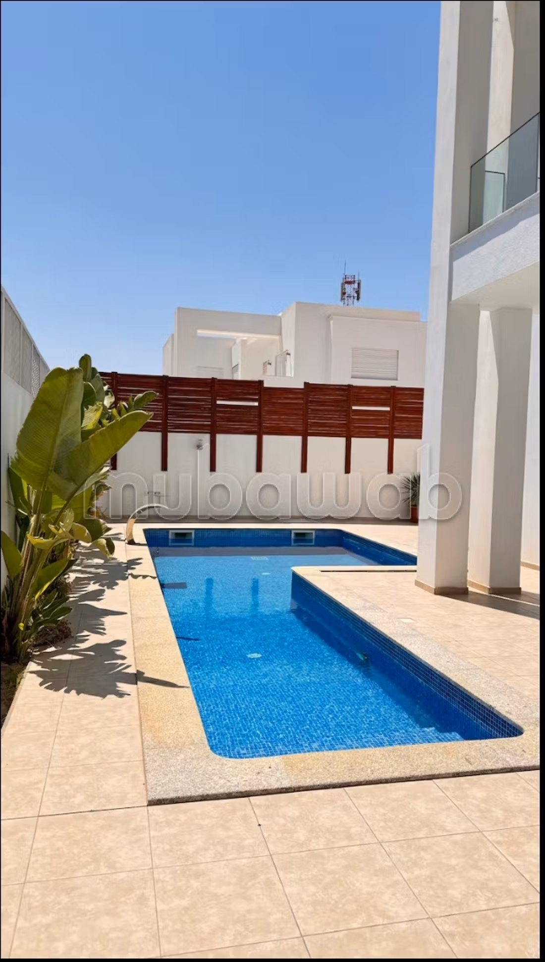 Villa de haut standing à louer à Houmt Souk. 
Surface totale 500 m². 
Meublé