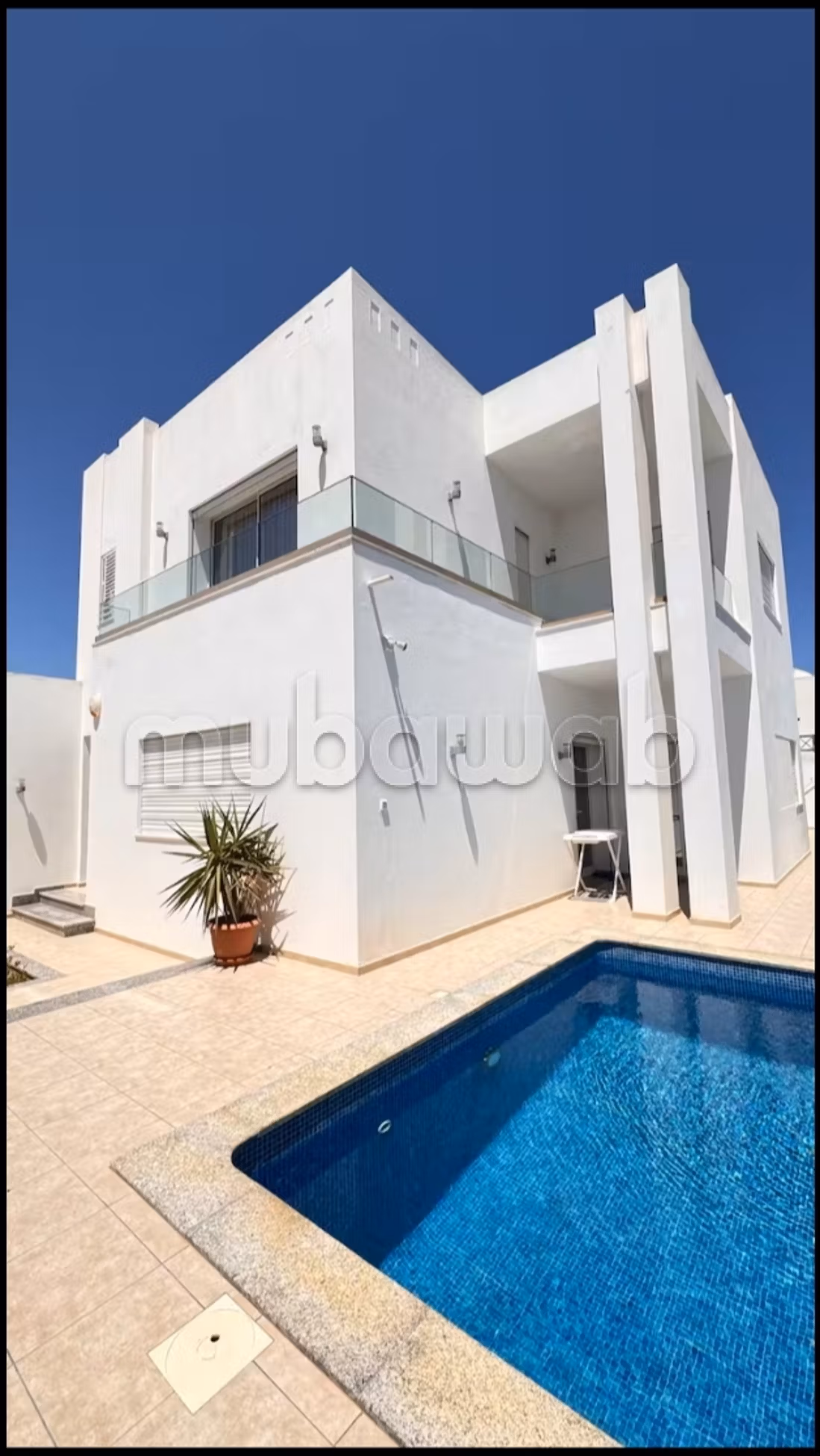 Villa de haut standing à louer à Houmt Souk. 
Surface totale 500 m². 
Meublé