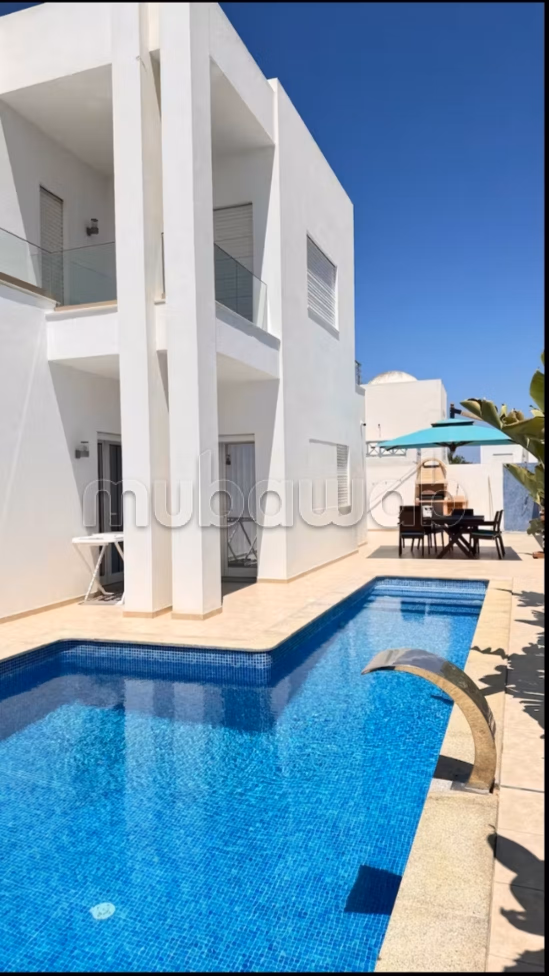 Villa de haut standing à louer à Houmt Souk. 
Surface totale 500 m². 
Meublé