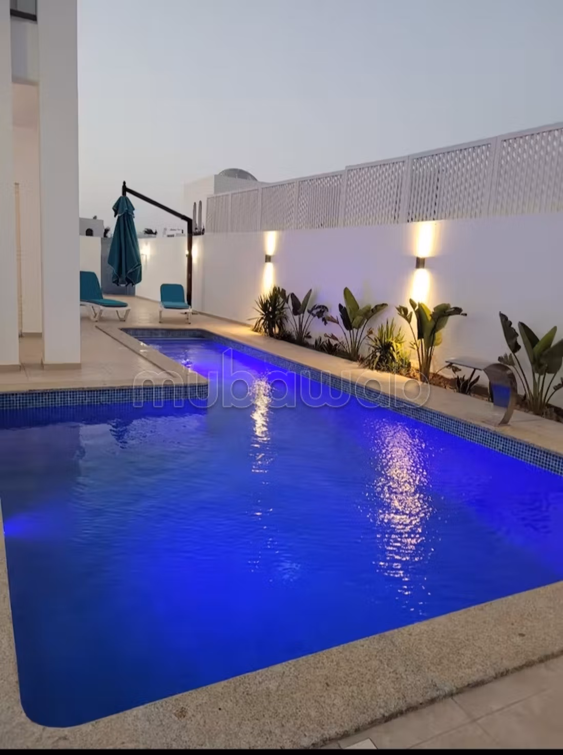 Villa de haut standing à louer à Houmt Souk. 
Surface totale 500 m². 
Meublé
