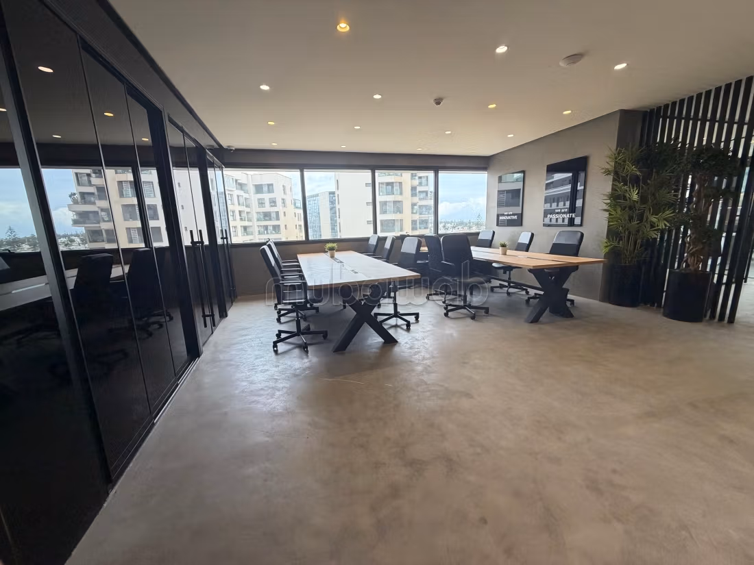 Bureaux en location à Casablanca Finance City. Superficie 180 m². Conciergerie à disposition, système de climatisation