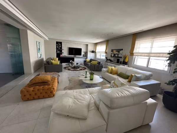 À vendre Penthouse avec studio Lac II