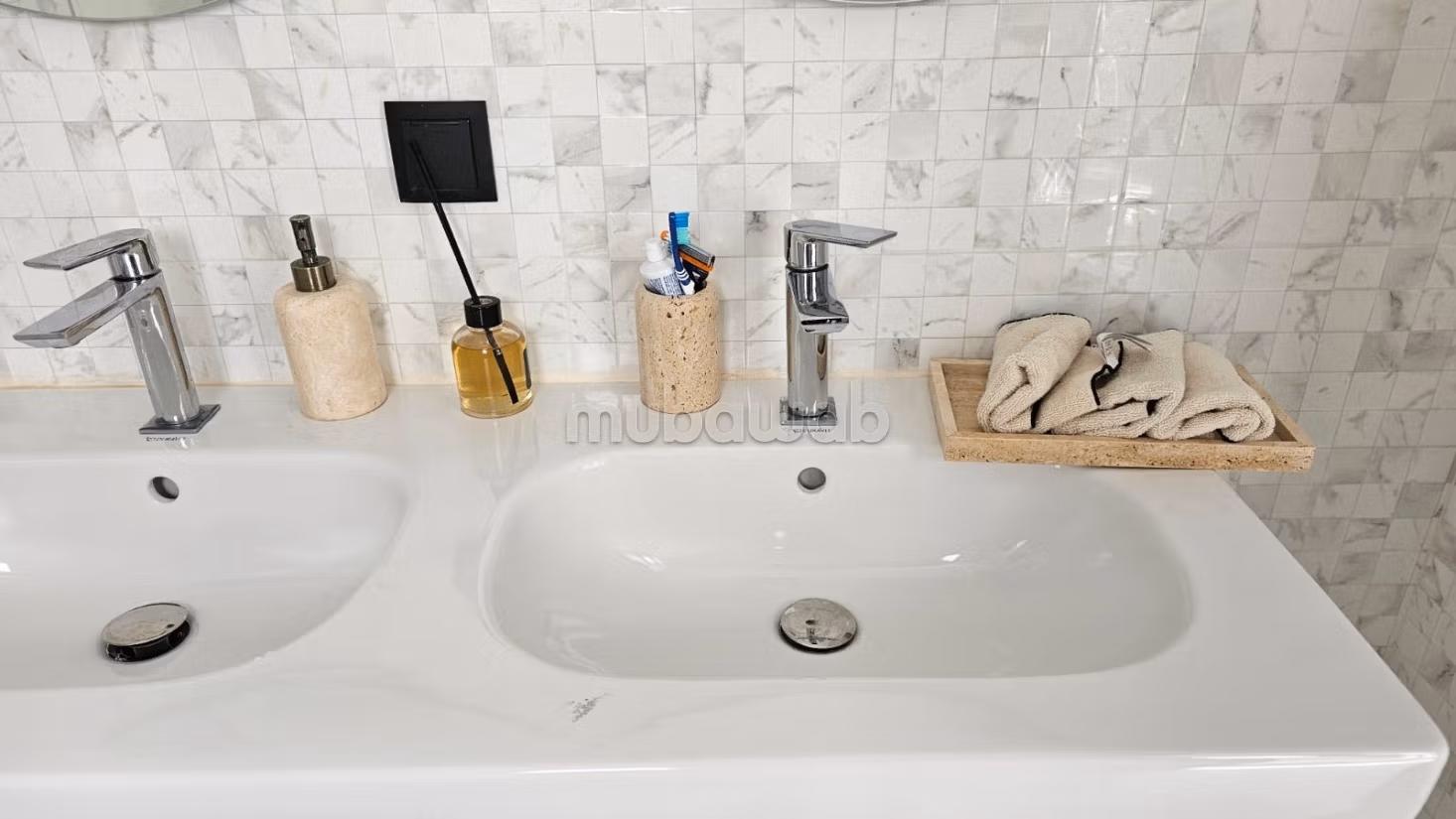 Propriété à louer à Gammarth, un triplex de 4 chambres. Jardin, terrasse piscine