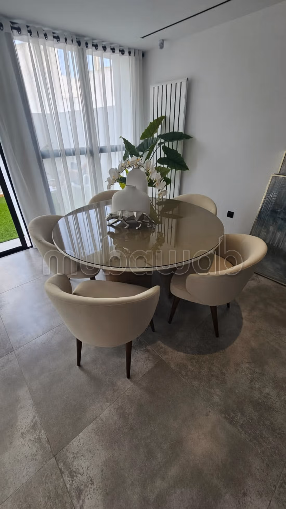 Propriété à louer à Gammarth, un triplex de 4 chambres. Jardin, terrasse piscine