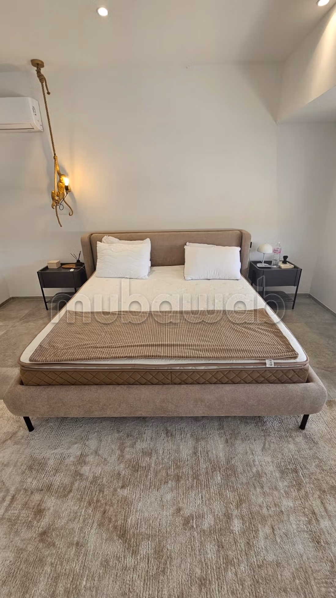 Propriété à louer à Gammarth, un triplex de 4 chambres. Jardin, terrasse piscine