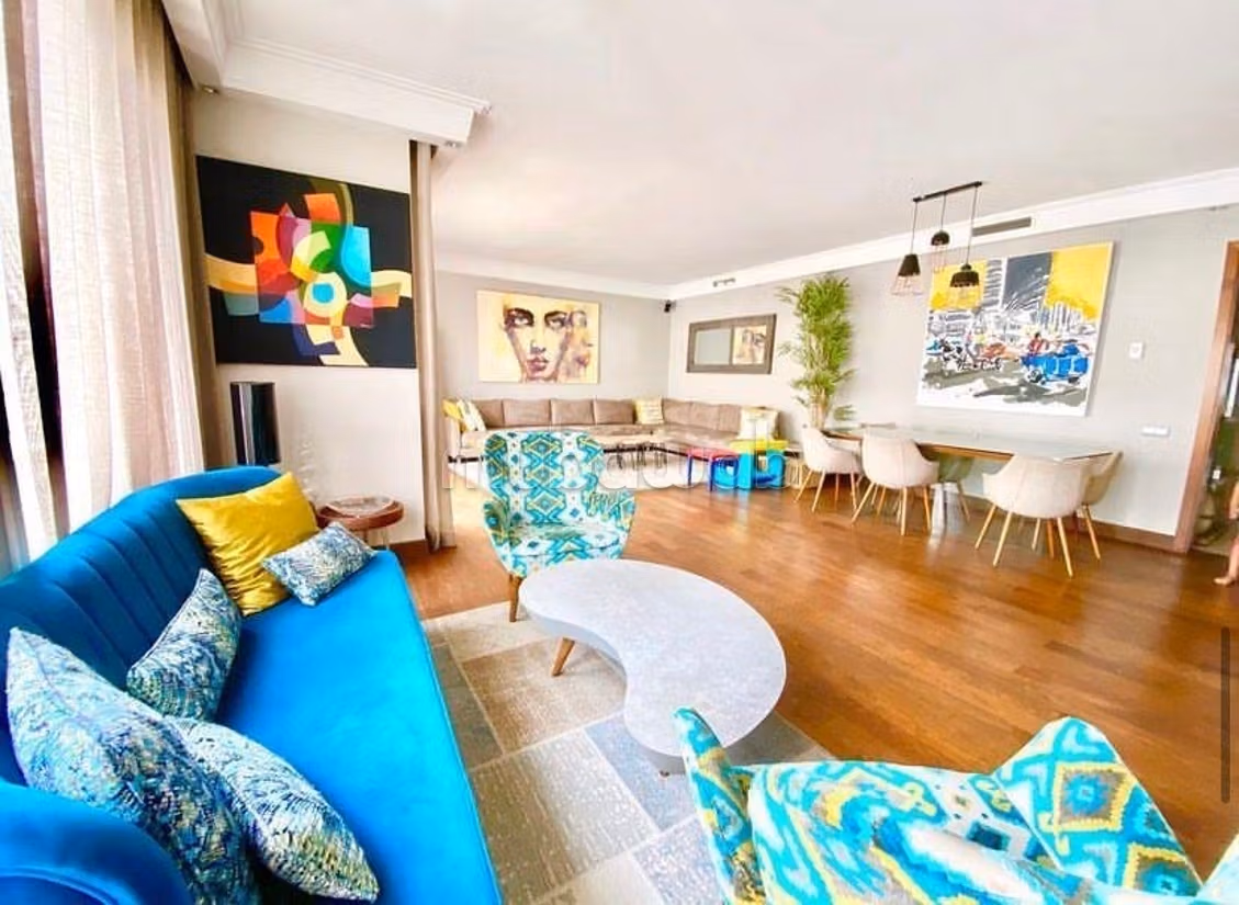 Vente d'un très bel appartement à Racine.
Superficie 168 m².
Fenêtres double vitrage et chauffage central
