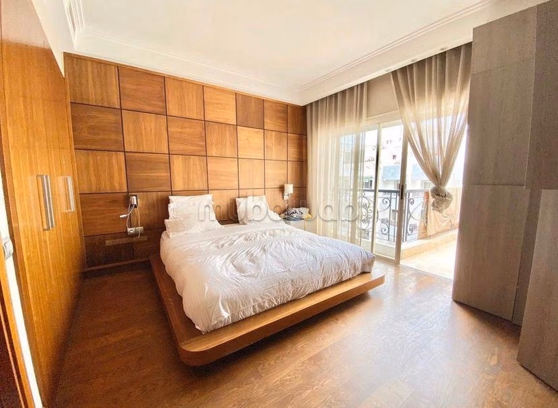 Vente d'un très bel appartement à Racine.
Superficie 168 m².
Fenêtres double vitrage et chauffage central — 4