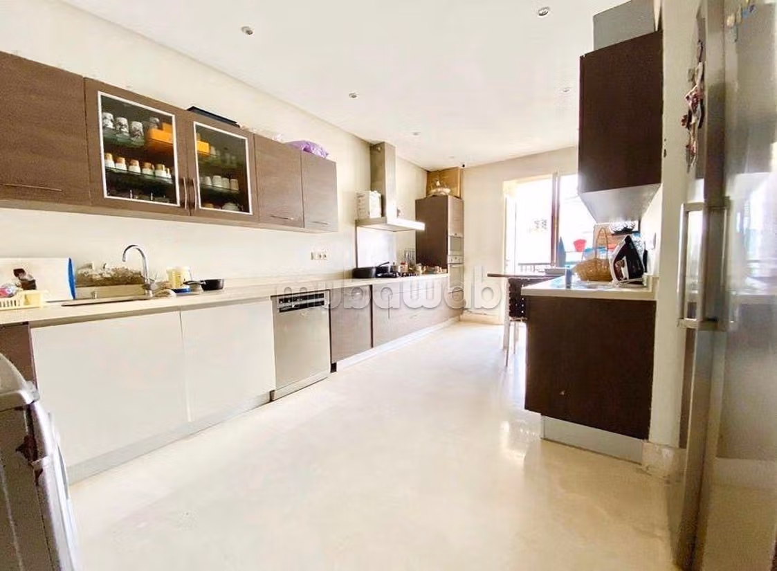 Vente d'un très bel appartement à Racine.
Superficie 168 m².
Fenêtres double vitrage et chauffage central — 5