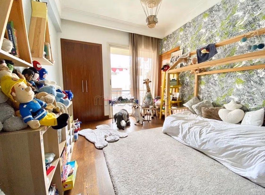 Vente d'un très bel appartement à Racine.
Superficie 168 m².
Fenêtres double vitrage et chauffage central — 6