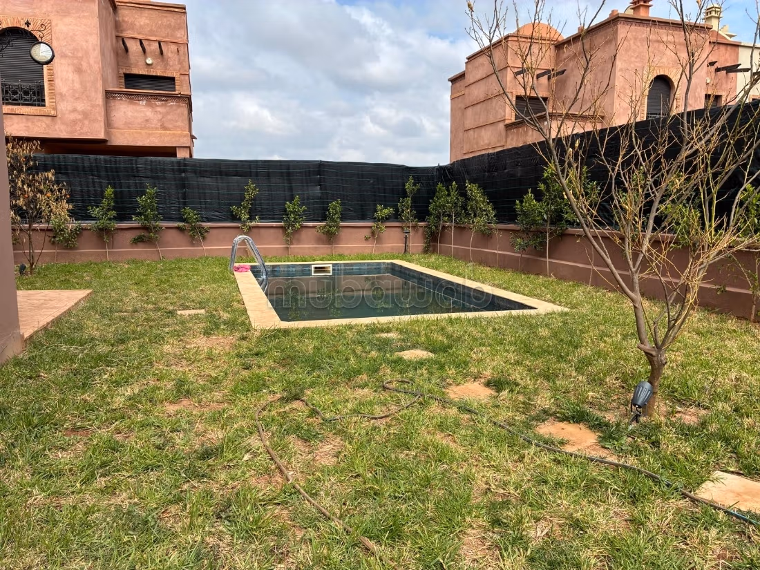 En venta casa con piscina