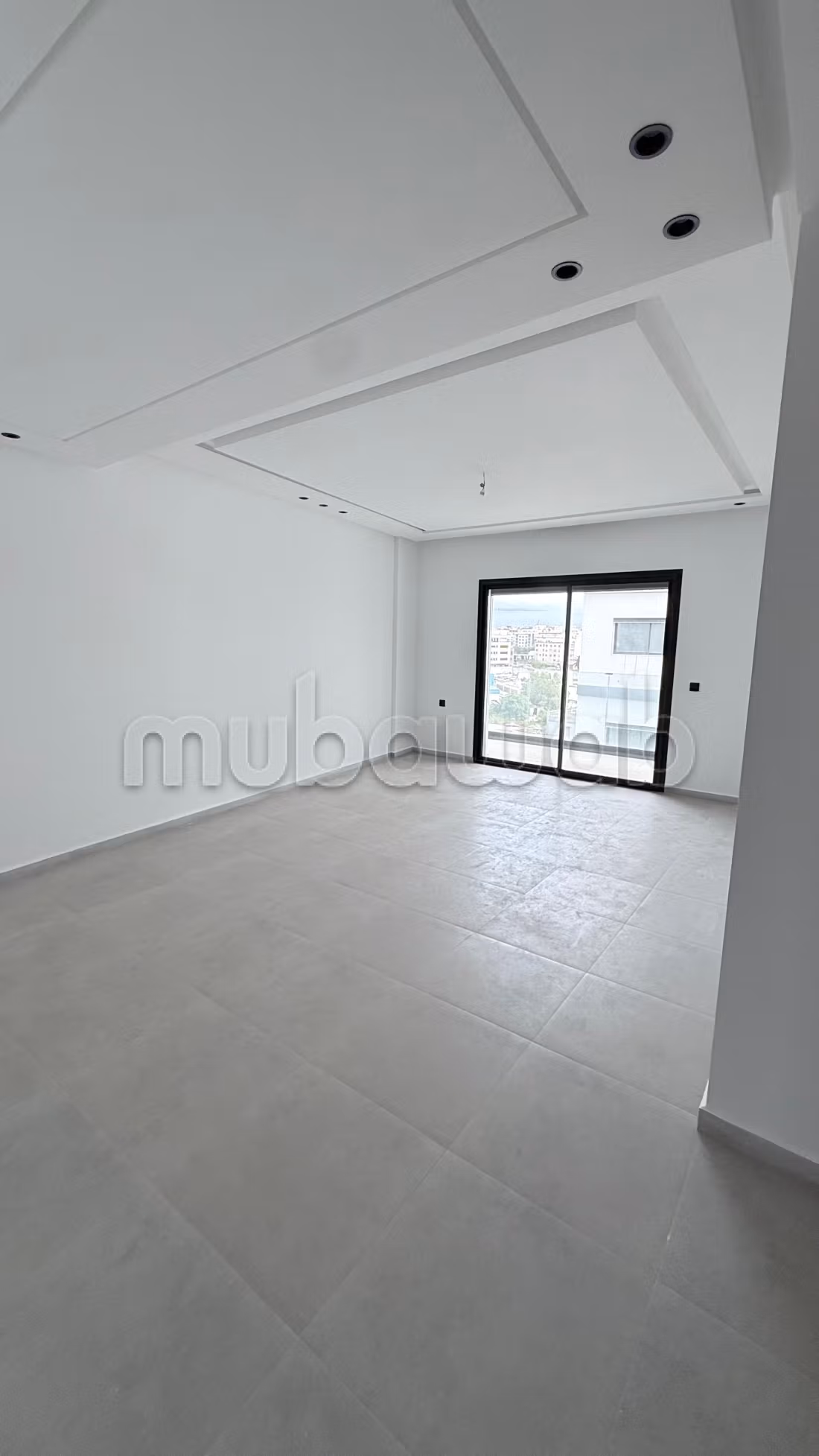 Très bel appartement en location à Moujahidine. 
Surface de 89 m². 
Double vitrage et chauffage central
