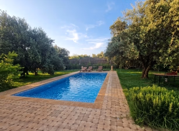 Coquette Villa de compagne avec piscine, beau jard
