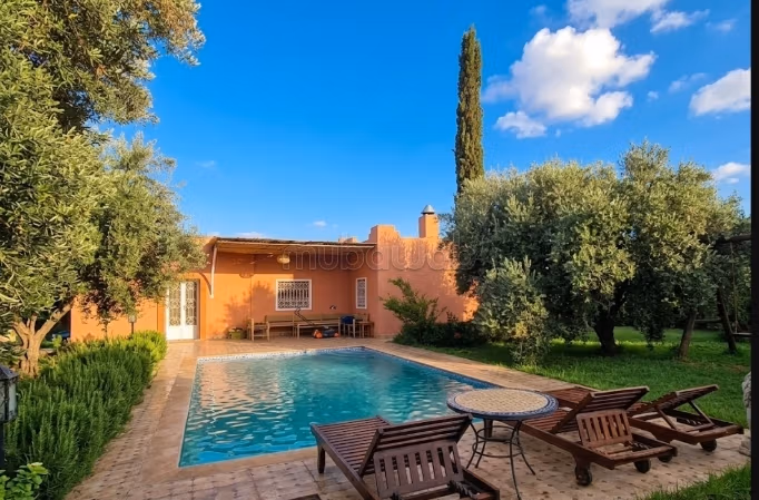 Coquette country villa with pool, beautiful garden