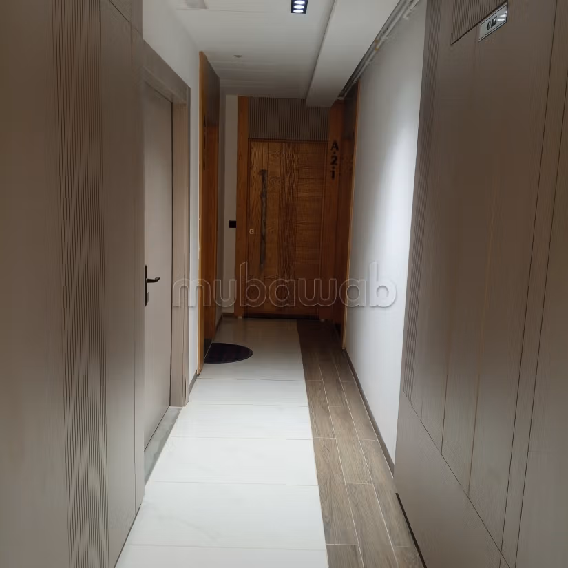 Superbe appartement à louer à Cité El Bassatine. 1 chambre. Porte blindée et système de double vitrage