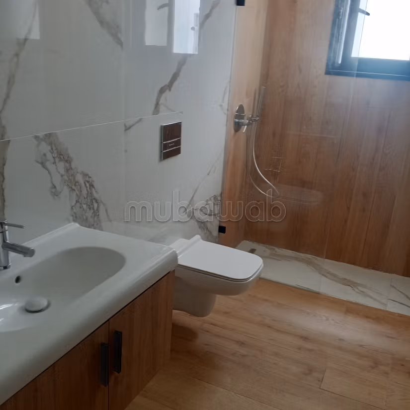 Superbe appartement à louer à Cité El Bassatine. 1 chambre. Porte blindée et système de double vitrage