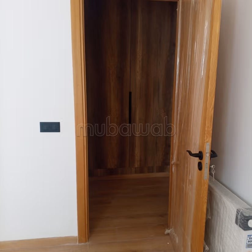 Superbe appartement à louer à Cité El Bassatine. 1 chambre. Porte blindée et système de double vitrage