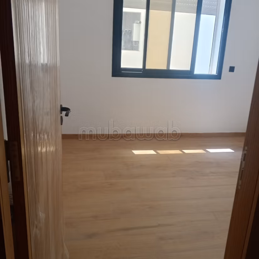 Superbe appartement à louer à Cité El Bassatine. 1 chambre. Porte blindée et système de double vitrage
