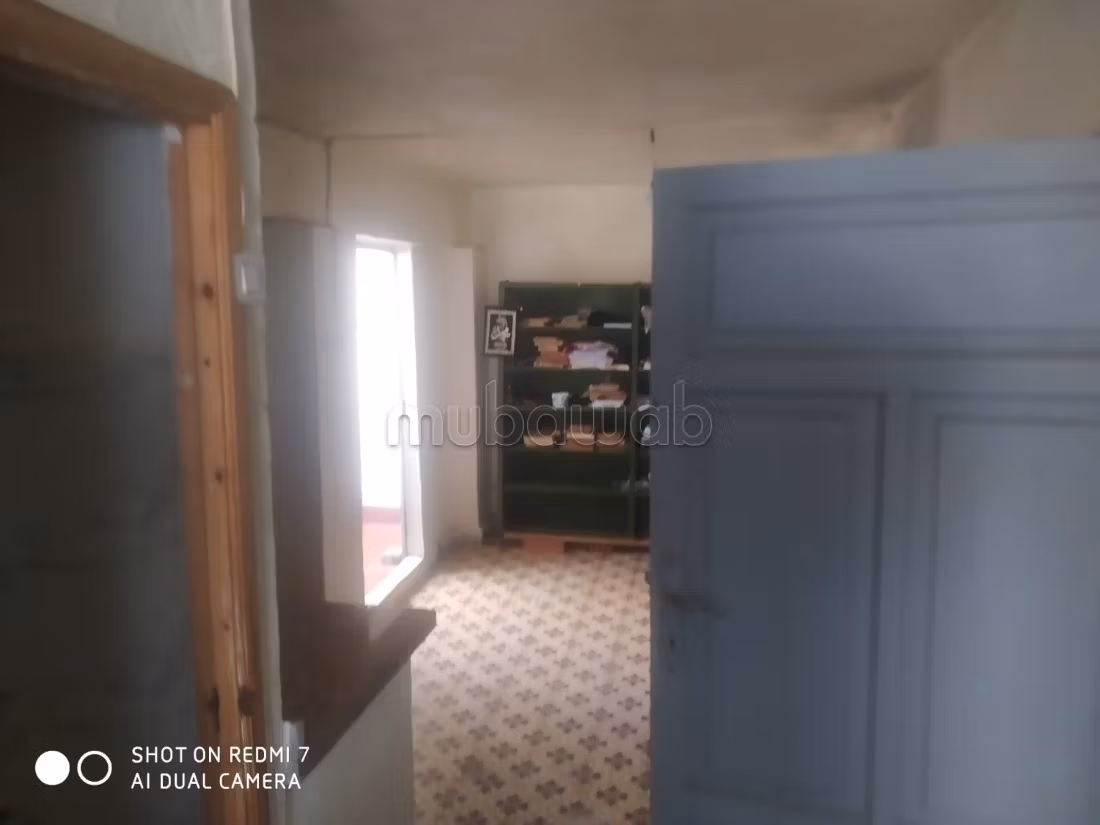 Maison titré à acheter à Médina. 12 chambres agréables. Environnement calme avec vue sur la montagne