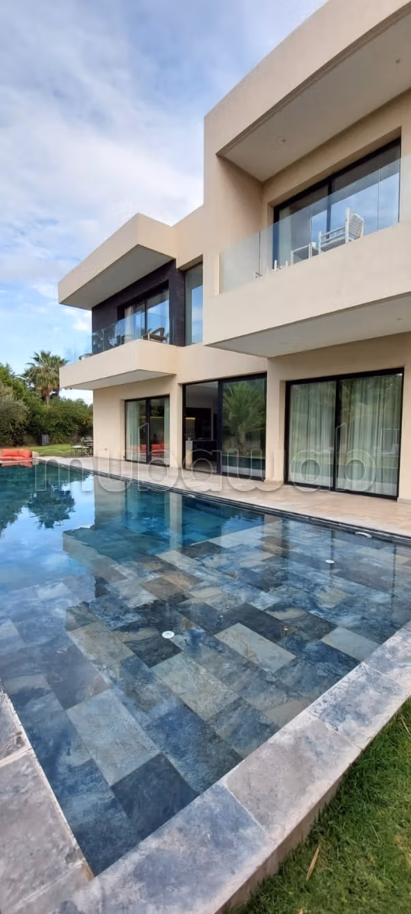 Superbe villa à louer à Route de Tahanaout.
Surface totale 330 m².
Bien meublé
