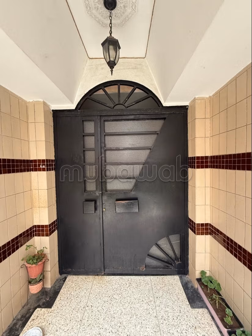 Appartement à louer à chabab Aïn Sebaâ. 2 pièces confortables. Salon Marocain — 2