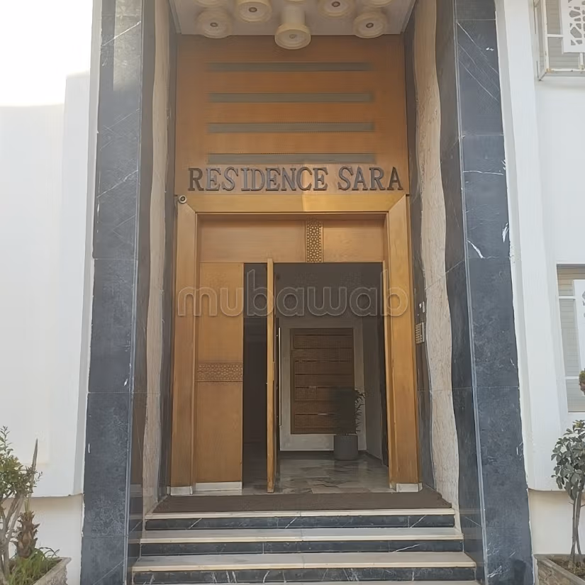 Location d'un appartement à Diour Jamaa. 
2 chambres agréables. 
Avec ascenseur